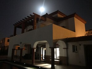 Exterior - Modern 5 bed Villa with pool and private parking on Spanish & Portuguese border (Costa Esuri, Ayamonte)