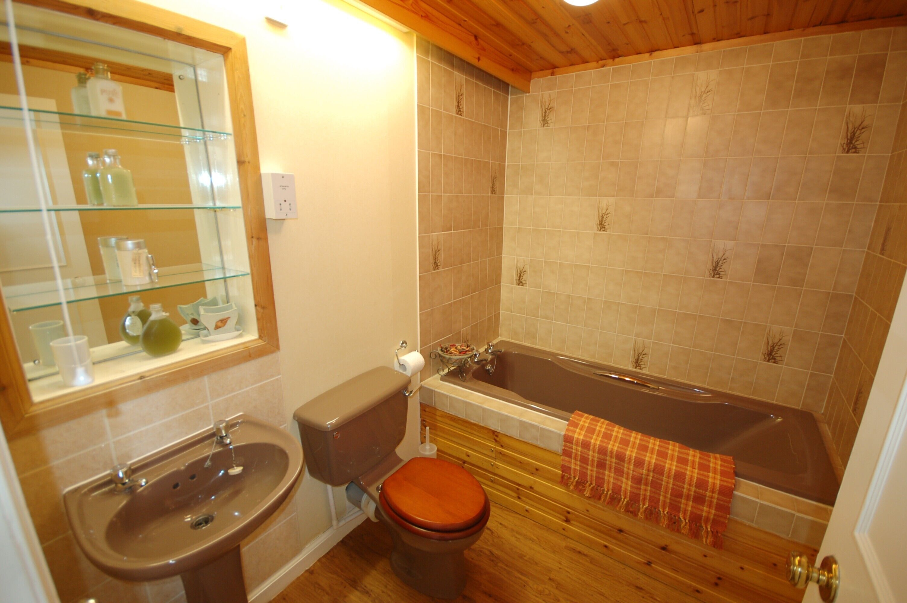 Badewanne, Haartrockner, Handtücher, Seife