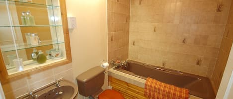 Badewanne, Haartrockner, Handtücher, Seife