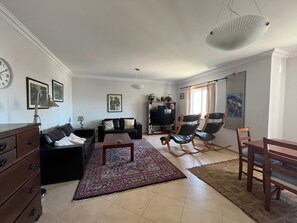 Smart TV, DVD player, books, video library - 3 bedrooms, 50 m2 private terrace, air conditioned all rooms, renovated 2022 (Tavira)