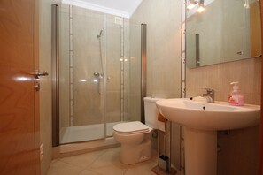 Dusche, Bidet, Handtücher