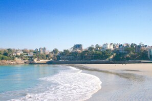 Plage à proximité, chaises longues