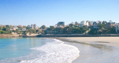 Tilava ylellinen vesimylly, lähellä Mont St Micheliä, puron metsässä, lapsiystävällinen