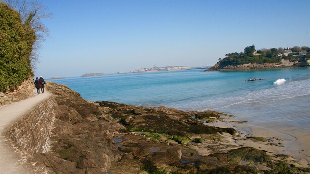 Camí costaner amb terreny rocos i vista clara del mar.