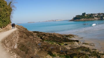 Una spiaggia nelle vicinanze, lettini da mare