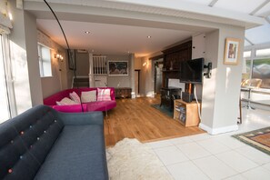 Smart TV, DVD player, books, music library - Lovely cottage & garden.  5 min drive from Paultons Park, home of Peppa Pig (Southampton)