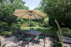 Outdoor dining - Lovely cottage & garden.  5 min drive from Paultons Park, home of Peppa Pig (Southampton)