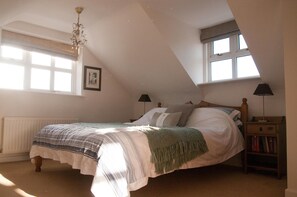 3 bedrooms, memory-foam beds, desk, iron/ironing board - Lovely cottage & garden.  5 min drive from Paultons Park, home of Peppa Pig (Southampton)