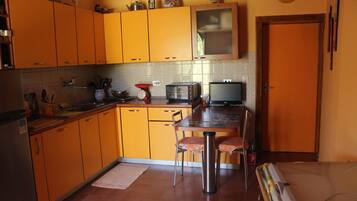 Frigorifero, forno, piano cottura, lavastoviglie