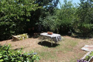 Property grounds - Farmhouse in a medieval village between Umbria and Tuscany (Casaltondo)