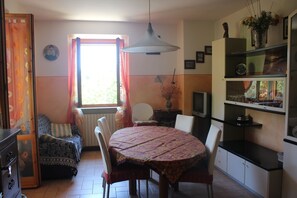 Dining - Farmhouse in a medieval village between Umbria and Tuscany (Casaltondo)