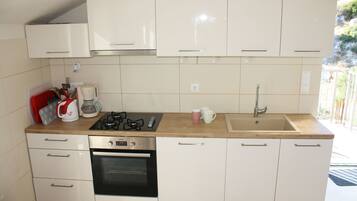 Frigorifero, microonde, forno, piano cottura