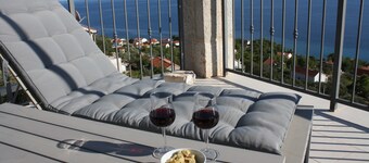 Beautiful large and luxurious family-friendly 'stonehouse' with stunning sea views