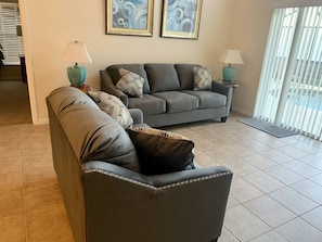 Een smart-tv en boeken