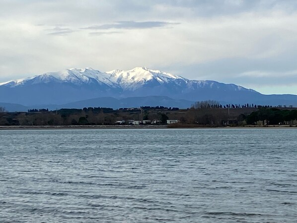 Un lac avec une chaîne de montagnes en arrière-plan.