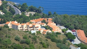 A coastal residential area with terraced houses, a road, and parked cars. - Apartment/ flat - Collioure (Collioure)
