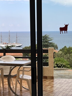 A balcony with a view of the sea, a sailboat, and a bull silhouette. - Apartment/ flat - Collioure (Collioure)