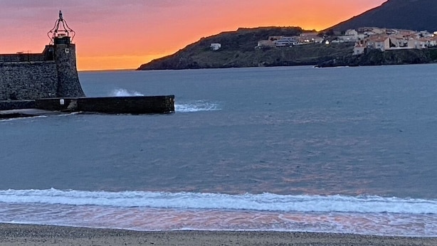 A coastal scene with a lighthouse, calm sea, and a town on a hill. - Apartment/ flat - Collioure (Collioure)