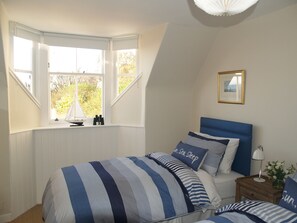 4 bedrooms, desk, iron/ironing board, free WiFi