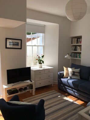 Smart-tv, eldstad, tv-spel och dvd-spelare