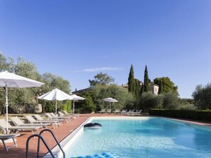 Pool - Montestigliano, an authentic farmhouse in the heart of Tuscany, is an oasis of peace and beauty that offers its guests refined residences and an enchanting view (Rosia - Sovicille)