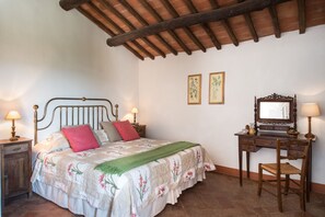 2 bedrooms, iron/ironing board, Internet - Montestigliano, an authentic farmhouse in the heart of Tuscany, is an oasis of peace and beauty that offers its guests refined residences and an enchanting view (Rosia - Sovicille)