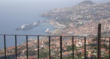 Tilava huoneisto, upeat meri- ja vuoristomaisemat