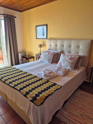 2 bedrooms, iron/ironing board, travel crib, WiFi - Spacious apartment, Splendid view on sea and mountains (Funchal)