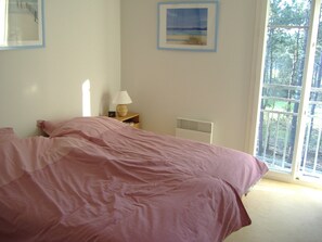 3 Schlafzimmer, Schreibtisch, Bügeleisen/Bügelbrett, Reisekinderbett