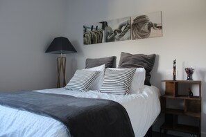 1 slaapkamer, een strijkplank/strijkijzer, gratis wifi, beddengoed