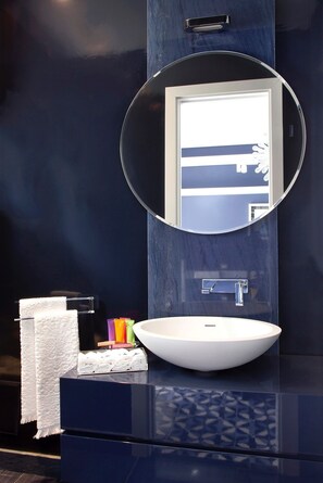 Ducha, secador de pelo, bidé y toallas