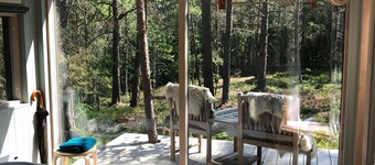 Moderne skandinavisk familiehus ved skogen og 15 minutter fra Stockholm sentrum