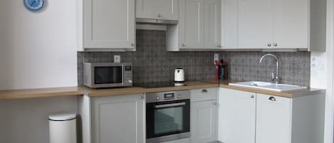 Réfrigérateur, four à micro-ondes, un four, surface de cuisson