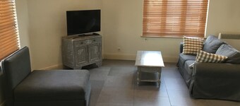 SPECIAL RATE AVAILABLE "Spacious Self Contained Studio”