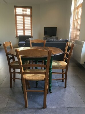 Dining - SPECIAL RATE AVAILABLE "Spacious Self Contained Studio” (Hallines)