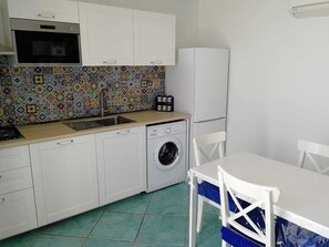 Køleskab, mikrobølgeovn, ovn, kogeplade