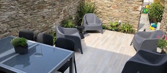 Stylish Cottage, central location with harbour view and double parking