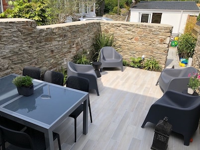 Stylish Cottage, central location with harbour view and double parking