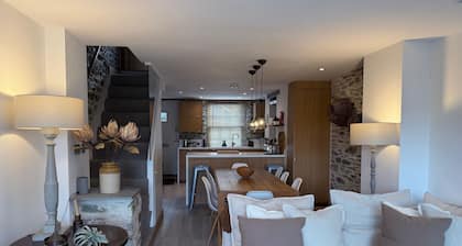 Stylish Cottage, central location with harbour view and double parking
