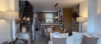 Stylish Cottage, central location with harbour view and double parking