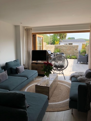 Stylish Cottage, central location with harbour view and double parking