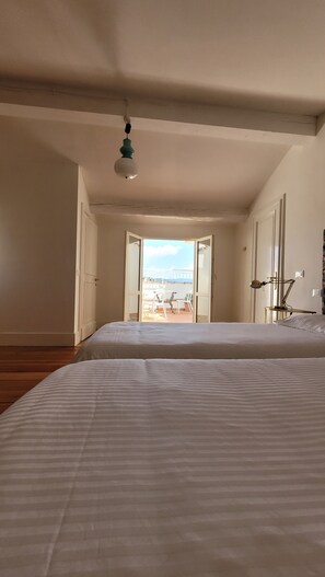 4 camere, una scrivania, ferro/asse da stiro, culla da viaggio