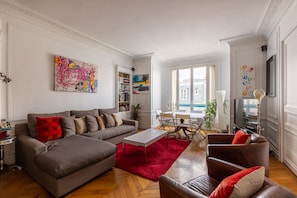 TV, fireplace - Balcony Bliss, by Veeve (Paris)