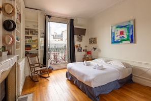 3 bedrooms, desk, WiFi, bed sheets - Balcony Bliss, by Veeve (Paris)