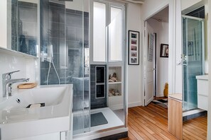 Bañera, artículos de higiene personal gratuitos y secador de pelo