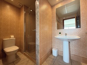 Bathtub, towels