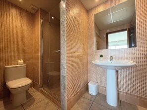 Bathtub, towels - Agi Rodas Bajo 2 Apartamento for rent in Roses Girona. (Rosas / Roses)