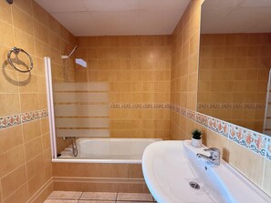 Bathtub, towels