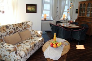 TV, DVD-spiller, bøker og stereoanlegg