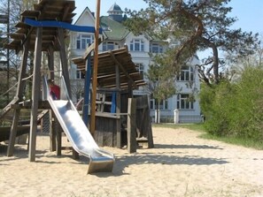Children's area - Apartment directly on the promenade, 1st row, parking lot included, 80m to the Baltic Sea (Seebad ahlbeck)